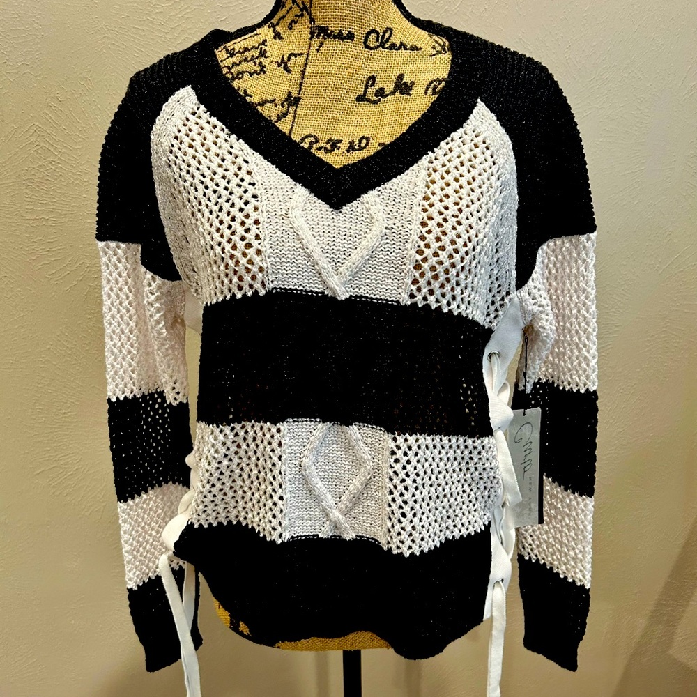 Curio New York sweater size S black and White long sleeve looks good over a tank